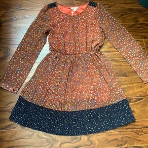 Cute pleated style dress in size M